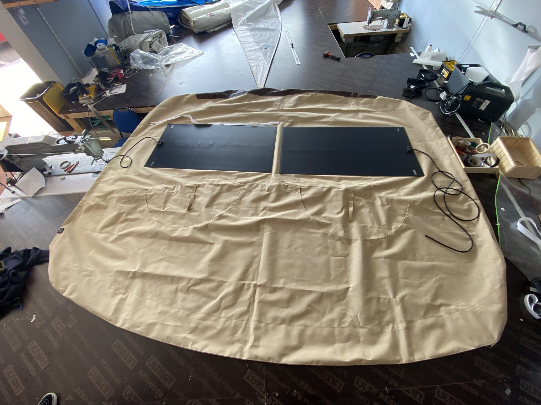 Installation de panneaux solaires sur bimini