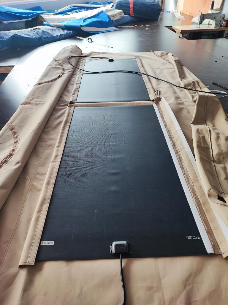 Installation de panneaux solaires sur bimini